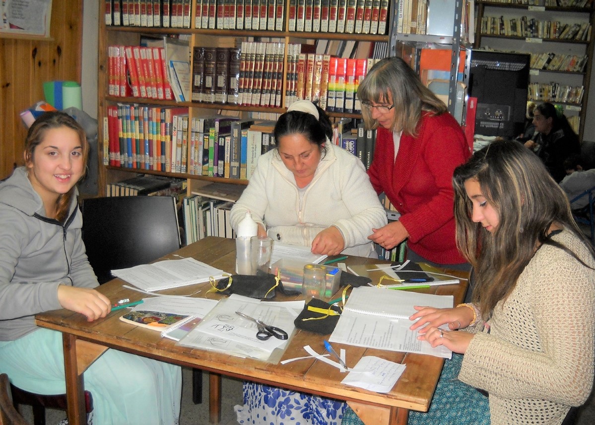 Photo of Mujeres gitanas en clase de alfabetización en la Biblioteca