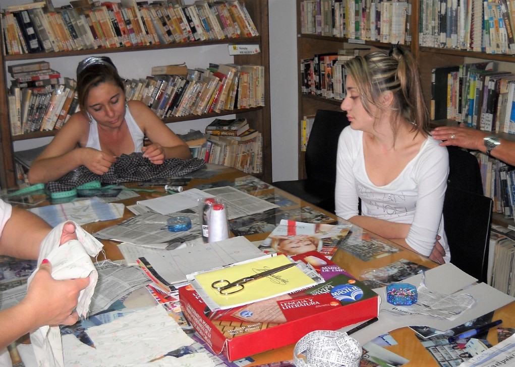 Photo of Mujeres gitanas en clases de arte en la biblioteca