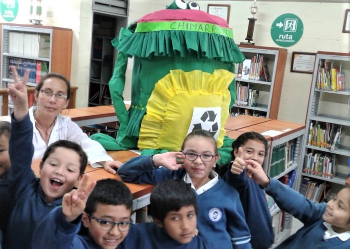 Photo of Niños con “El sapo Chimarrufio” en la biblioteca del Colegio público Bilbao IED en Bogotá
