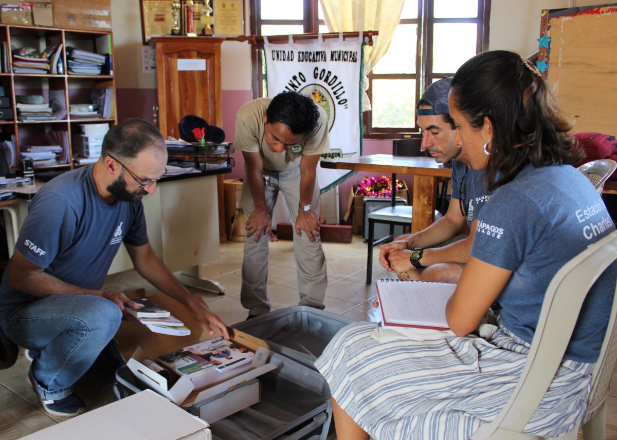 Photo of El personal de la FCD entrega una "Biblioteca Viajera" a una escuela en Puerto Villamil, isla Isabela