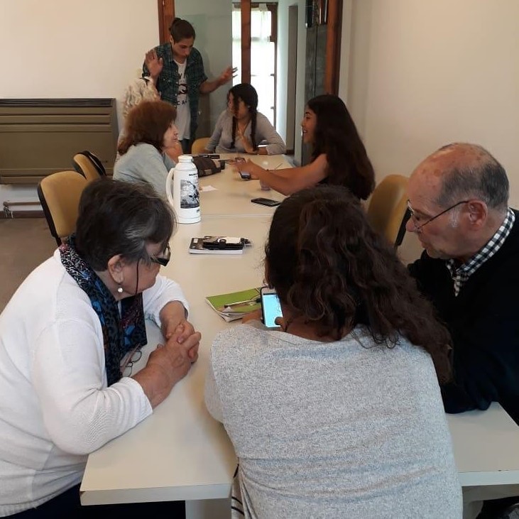 Photo of Los participantes del programa Conectándonos en la Biblio (Connecting in the Library) en la sesión de capacitación