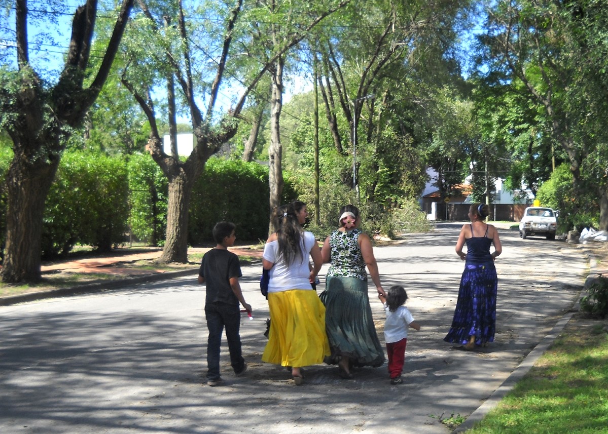 Photo of Familia gitana caminando en el barrio de Bosque Alegre