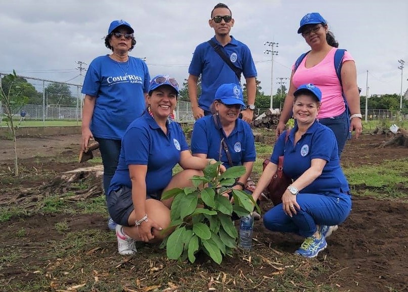 Photo of Representantes del COPROBI después de plantar árboles nativos en el Parque Metropolitano La Sabana